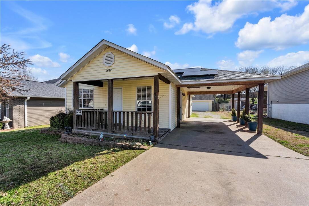 Property Photo:  1017 S E Street  AR 72756 