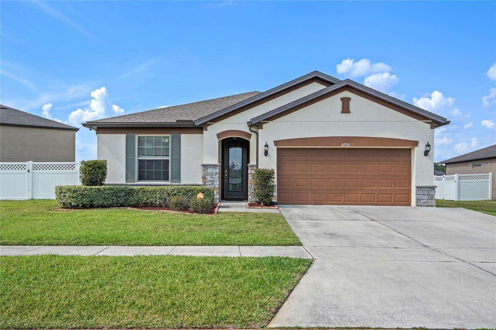 Property Photo:  8735 Hinsdale Heights Drive  FL 33868 