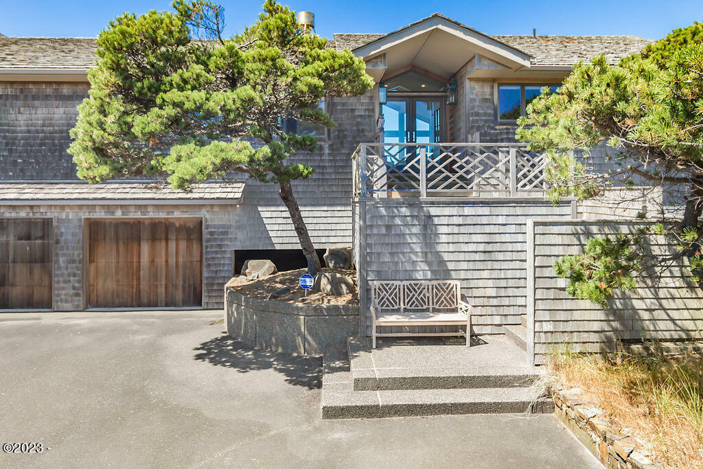 Property Photo: 333 Salishan Dr OR 97388