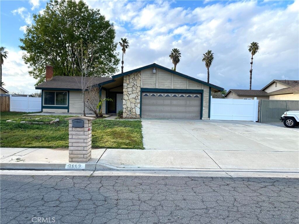 Property Photo:  9869 Calle Esplanade  CA 92503 