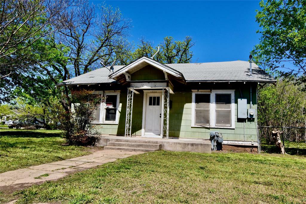 Property Photo: 1909 Avenue J TX 76801