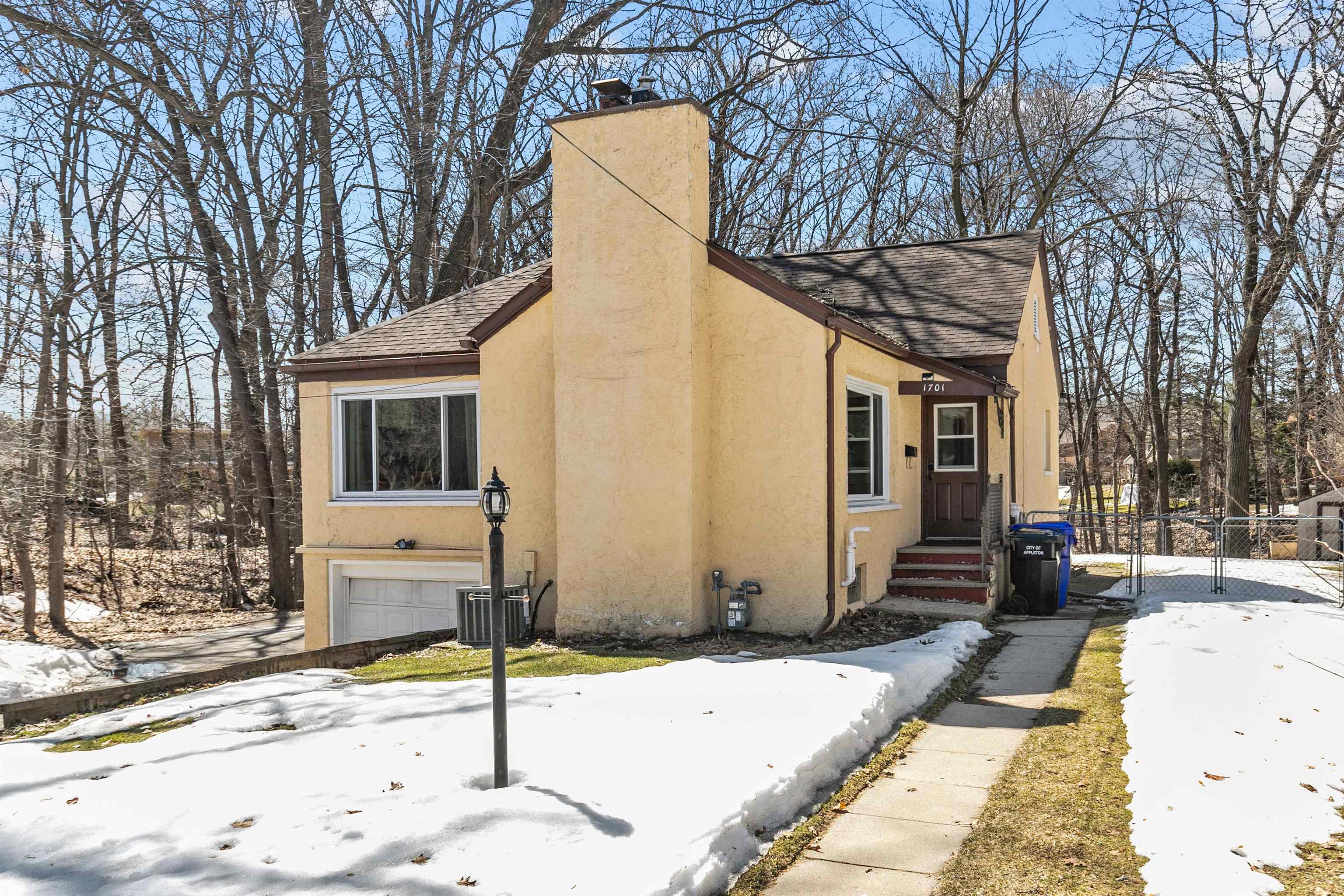 Property Photo:  1701 S Ravinia Place  WI 54915 