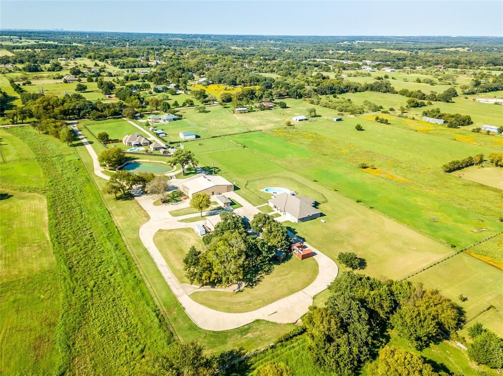 Property Photo: 8700 County Road 523 Road TX 76028