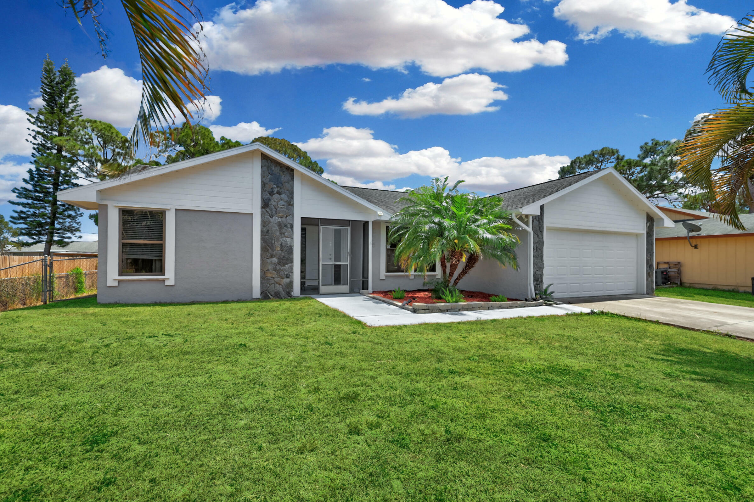 Property Photo:  175 NW Avens Street  FL 34983 