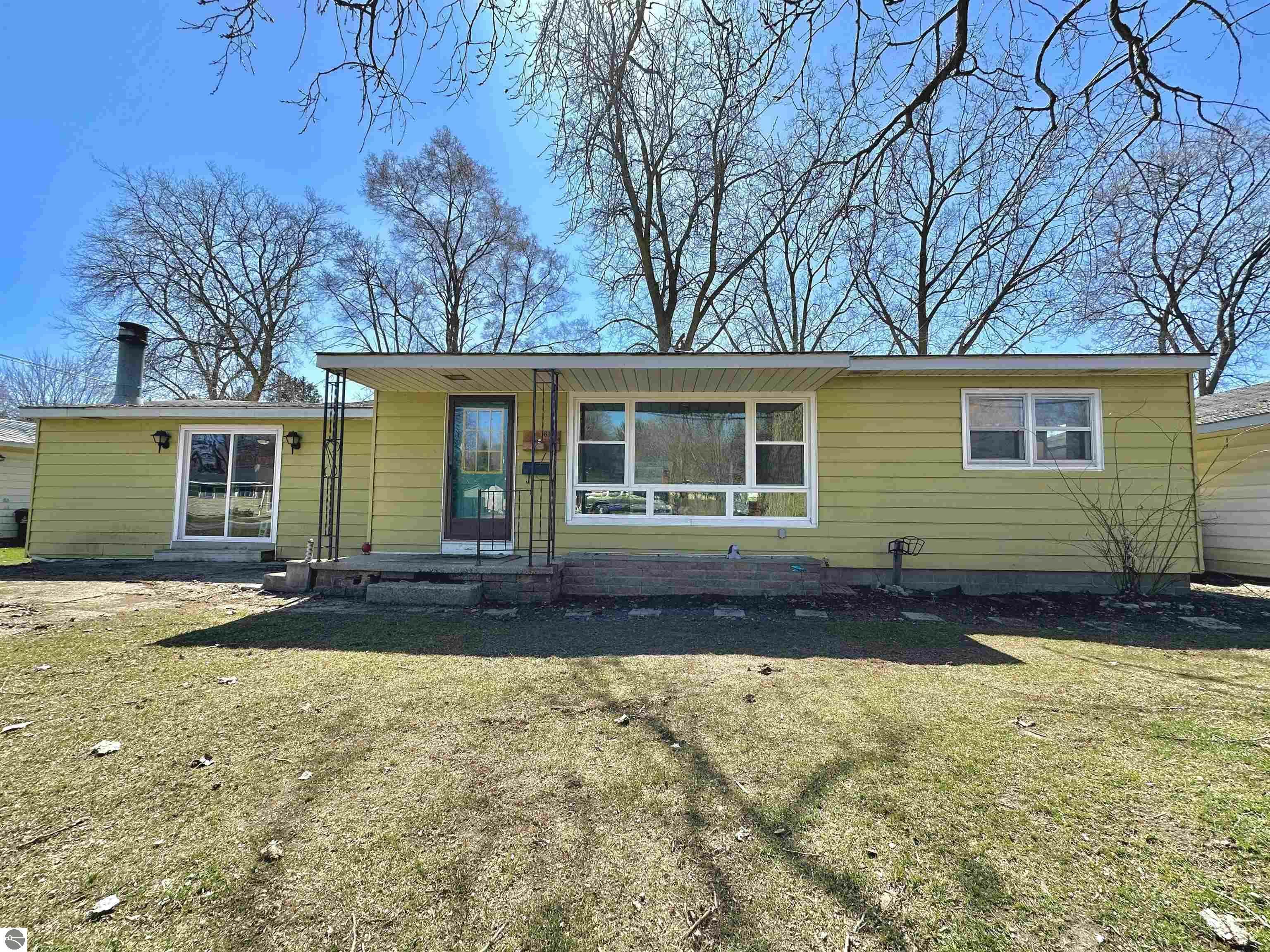 Property Photo:  619 W End Street  MI 48801 