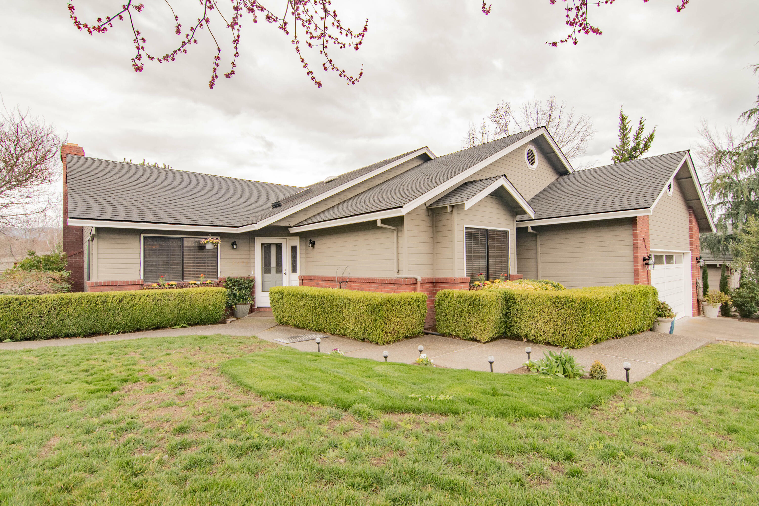 2698 Wilkshire Drive  Medford OR 97504 photo