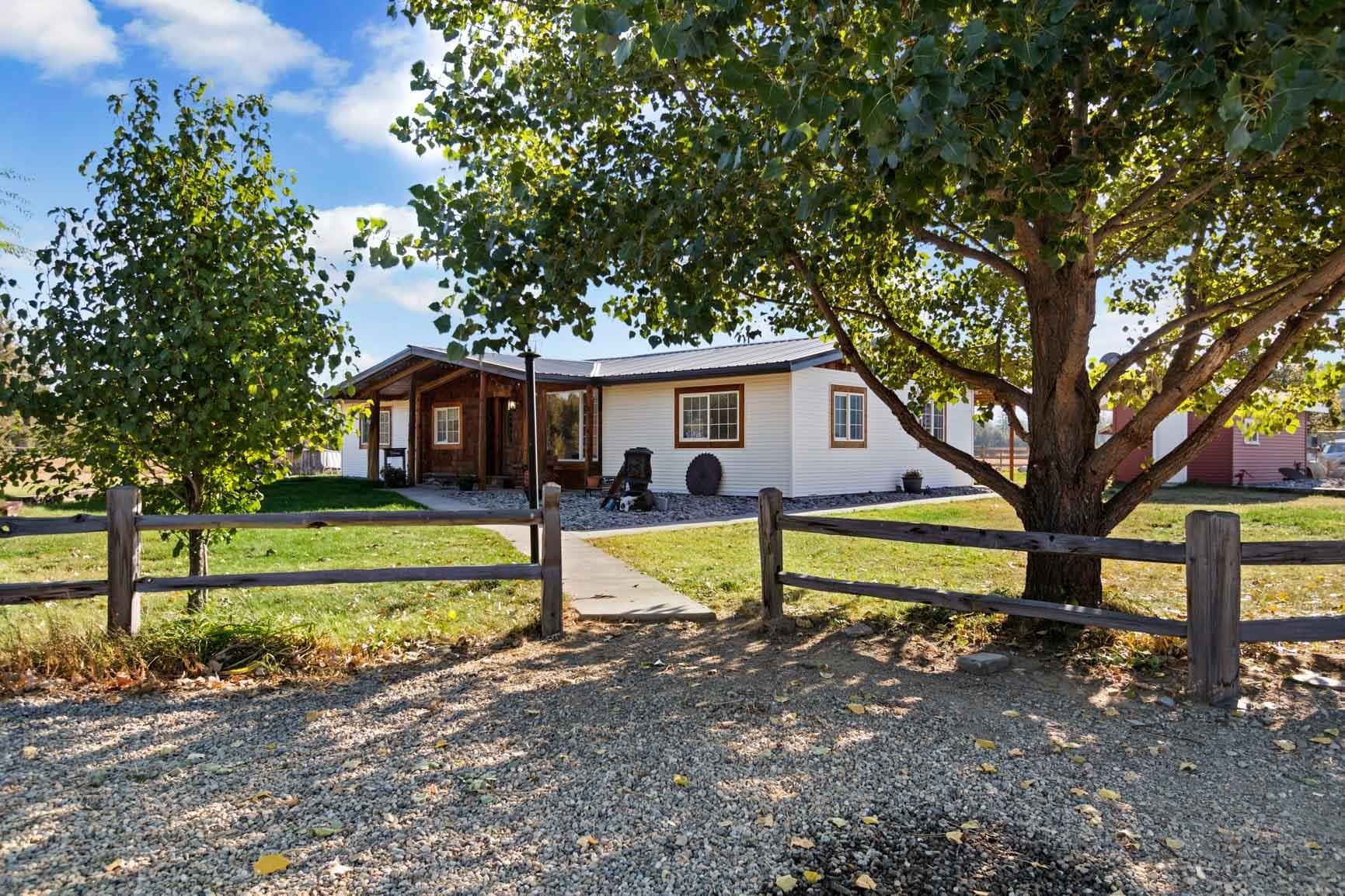 Property Photo: 40606 N Madison Rd WA 99009