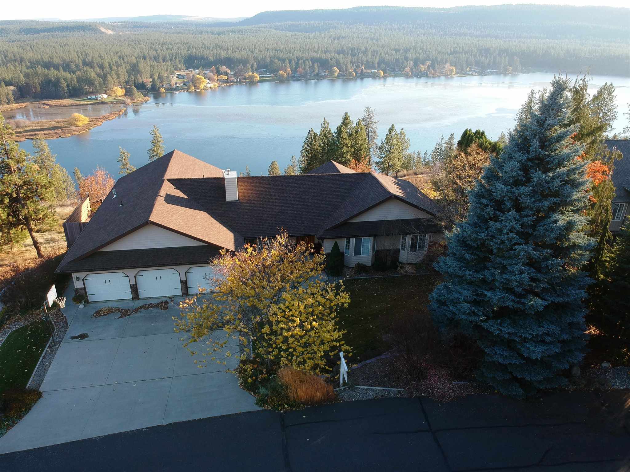 Property Photo: 10725 W Lakeside Ln WA 99026