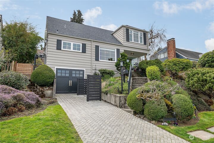 Property Photo: 5027 Ivanhoe Place NE WA 98105