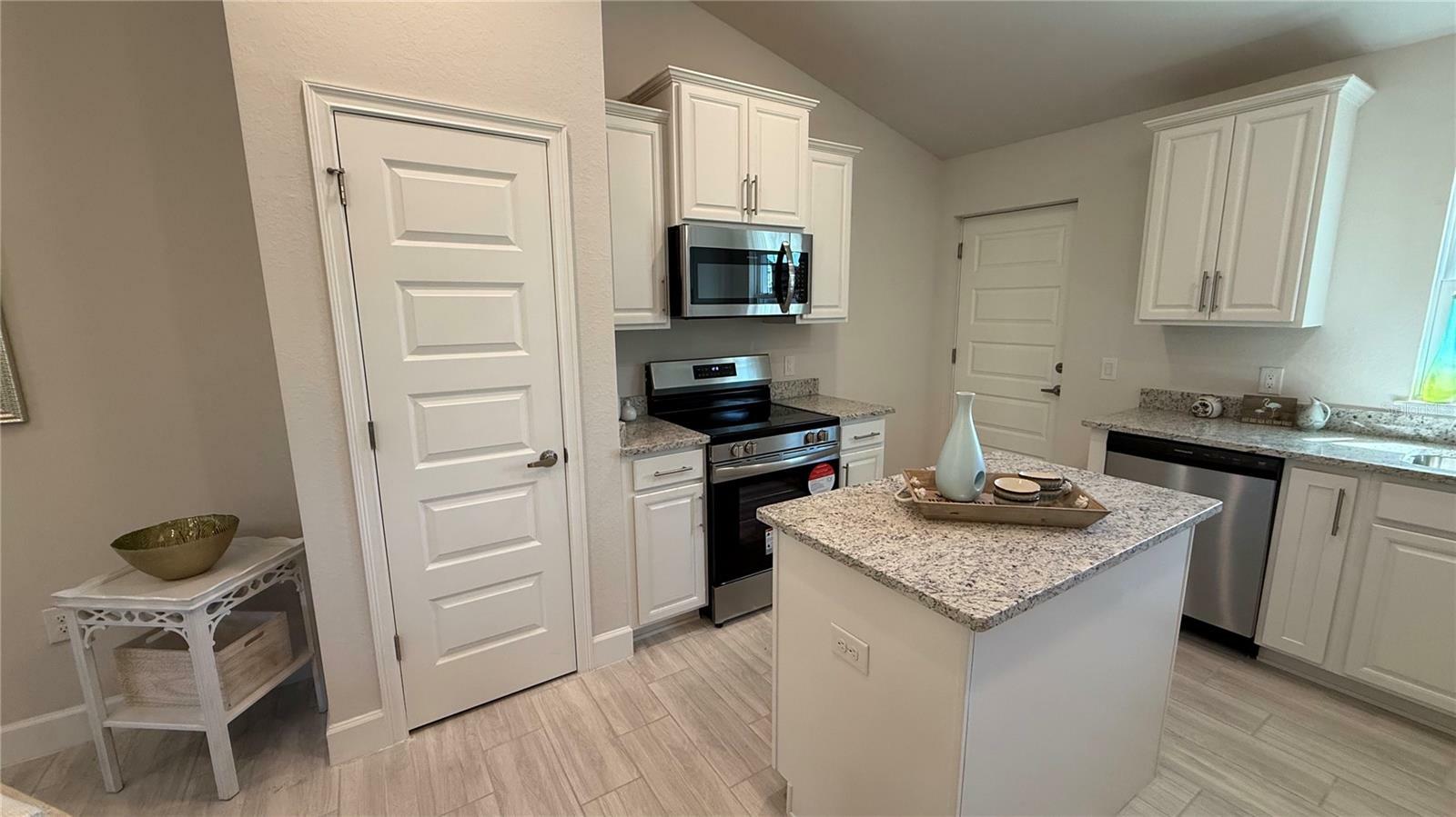 Property Photo: 1590 Royal Road FL 34293