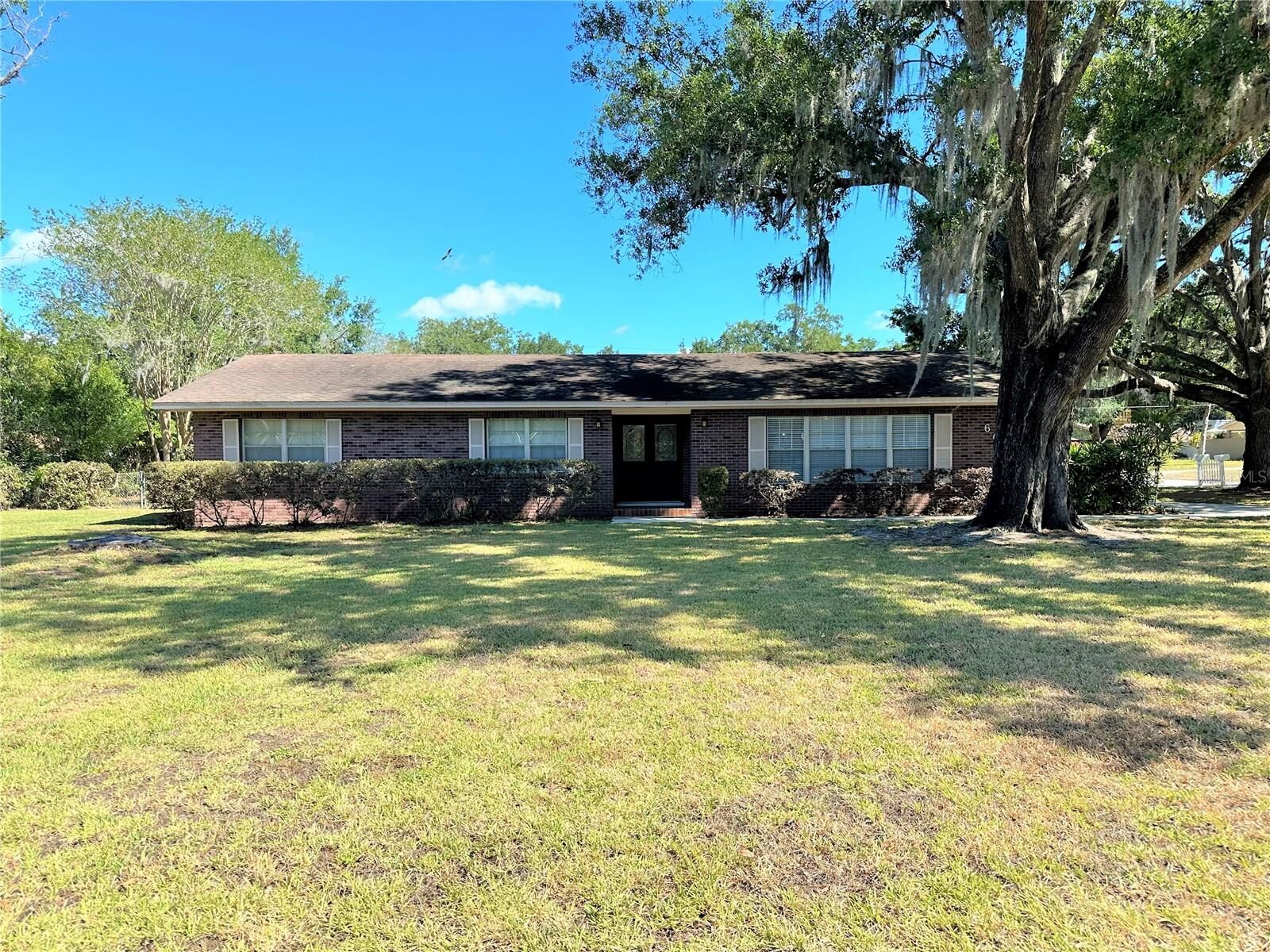 Property Photo:  609 W Pipkin Road  FL 33813 