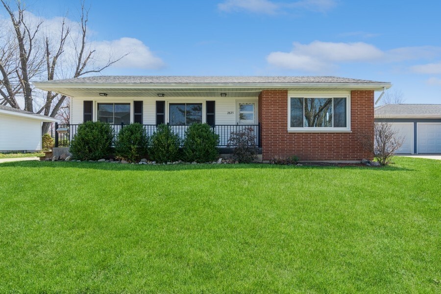 Property Photo:  2825 23rd Avenue  IA 52302 