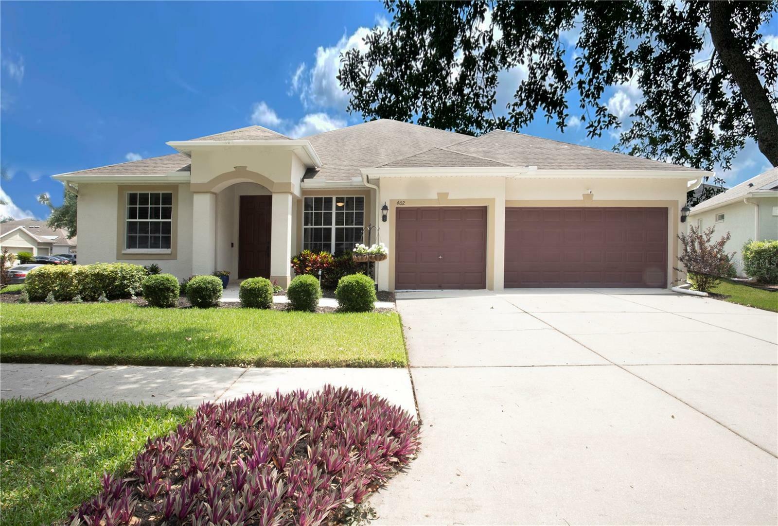 Property Photo: 402 Arch Ridge Loop FL 33584