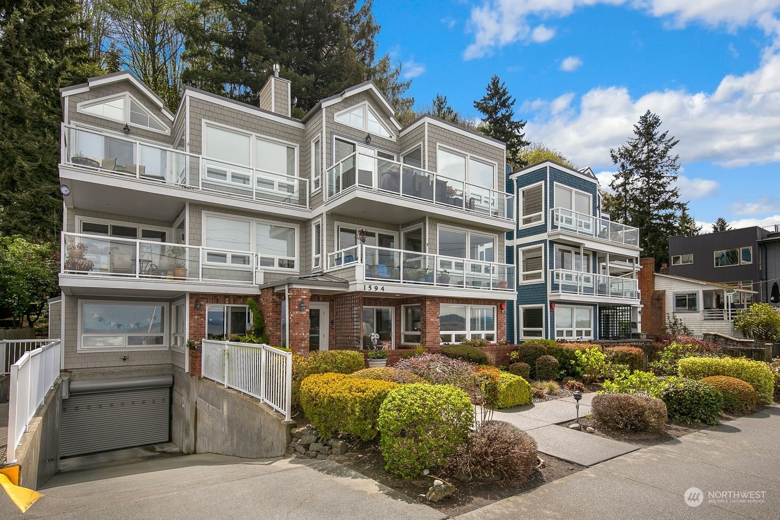 Property Photo:  1594 Alki Avenue SW 102  WA 98116 