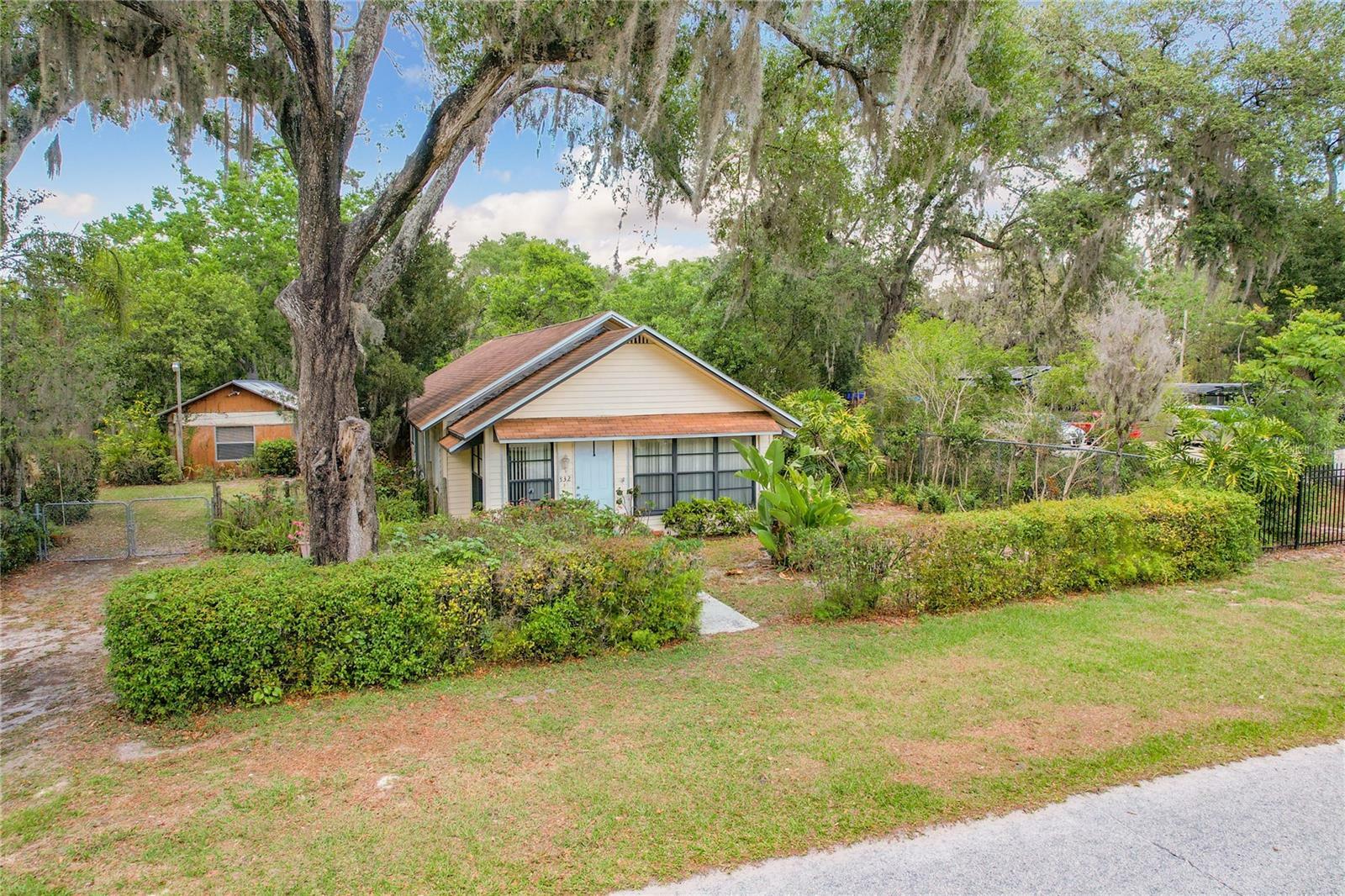 Property Photo:  832 Oak St  FL 33859 