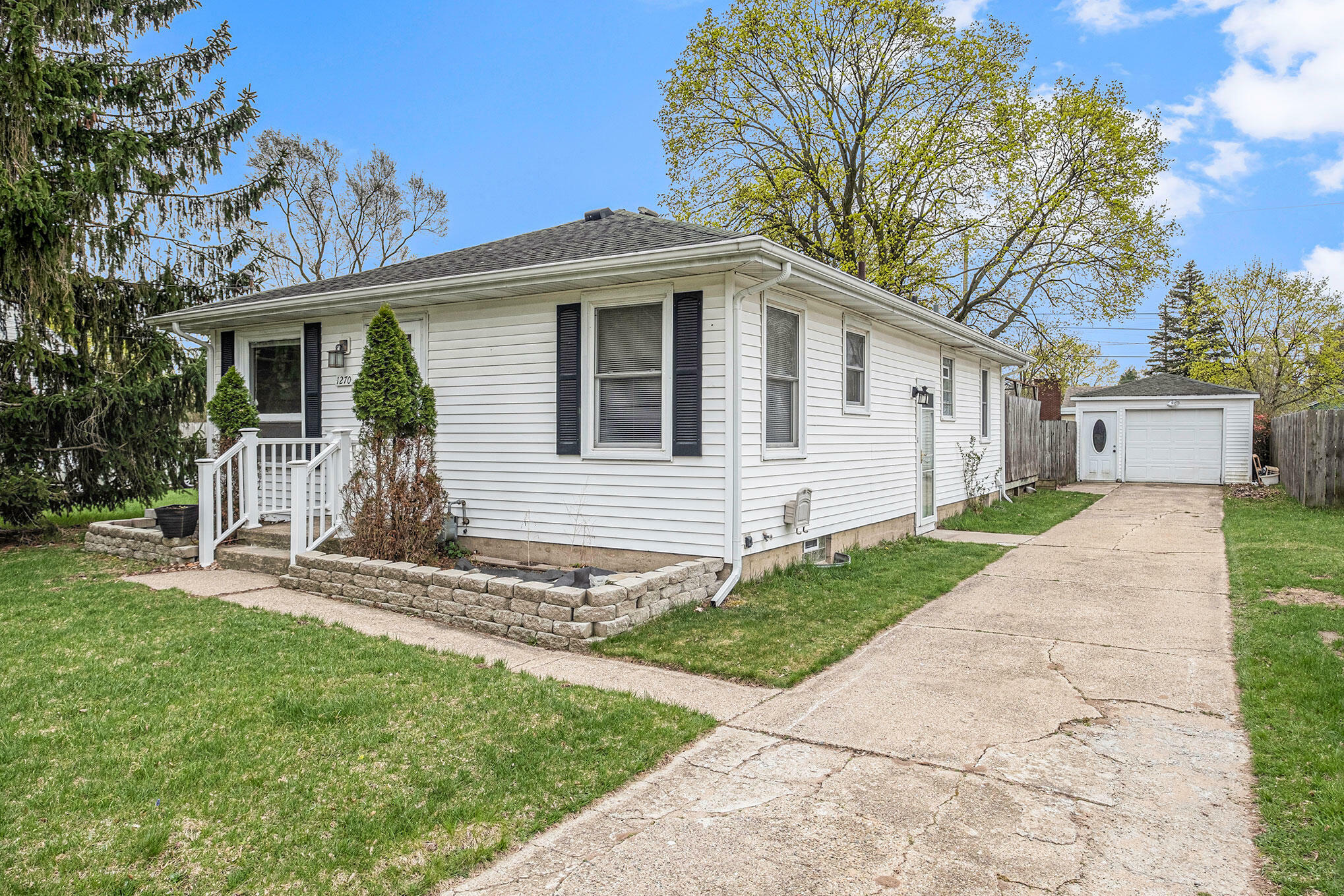 Property Photo:  1270 Beechwood Street NE  MI 49505 