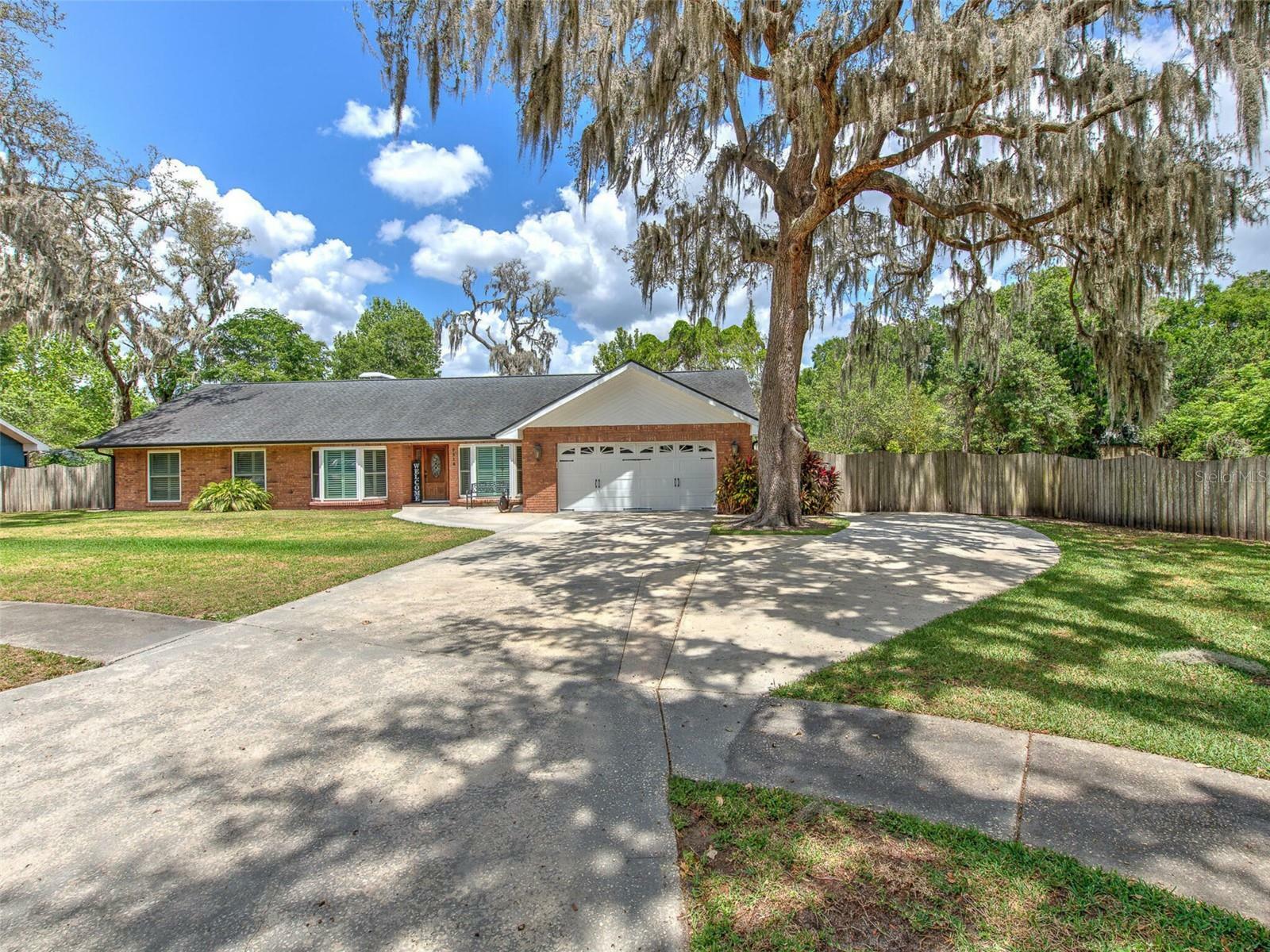 Property Photo:  2516 Laurelwood Lane  FL 33596 