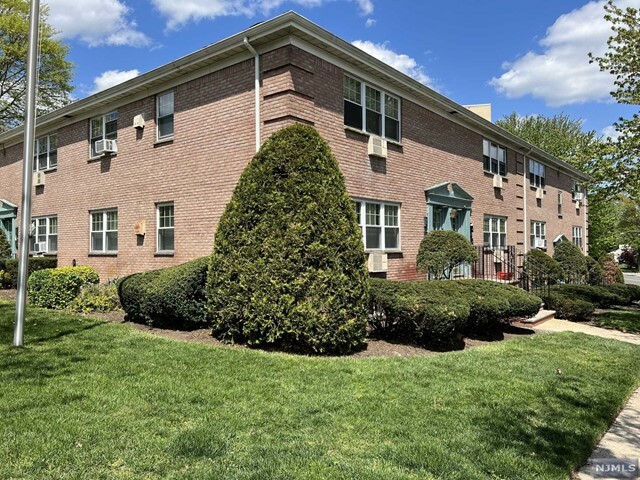 Property Photo:  138 Clinton Place 5D  NJ 07601 