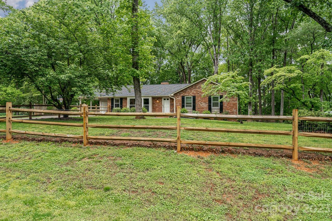 Property Photo:  240 Hidden Hut Road  NC 28147 