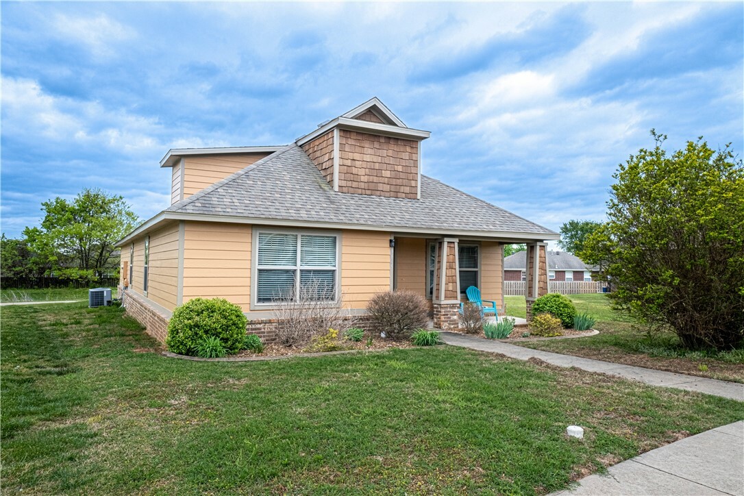 Property Photo:  3805 SW Ridgepointe Avenue  AR 72712 