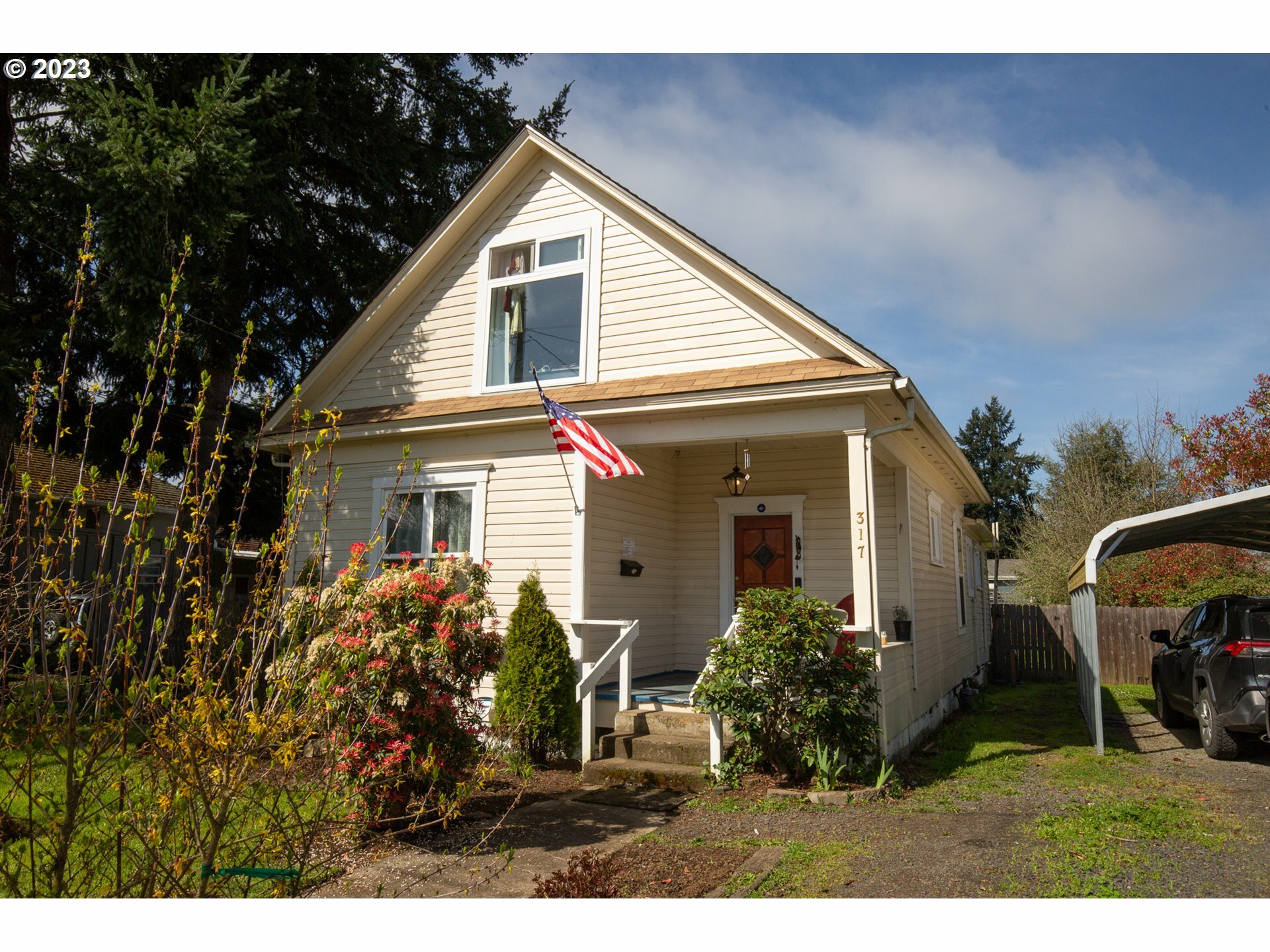 Property Photo: 317 S 3rd St OR 97424