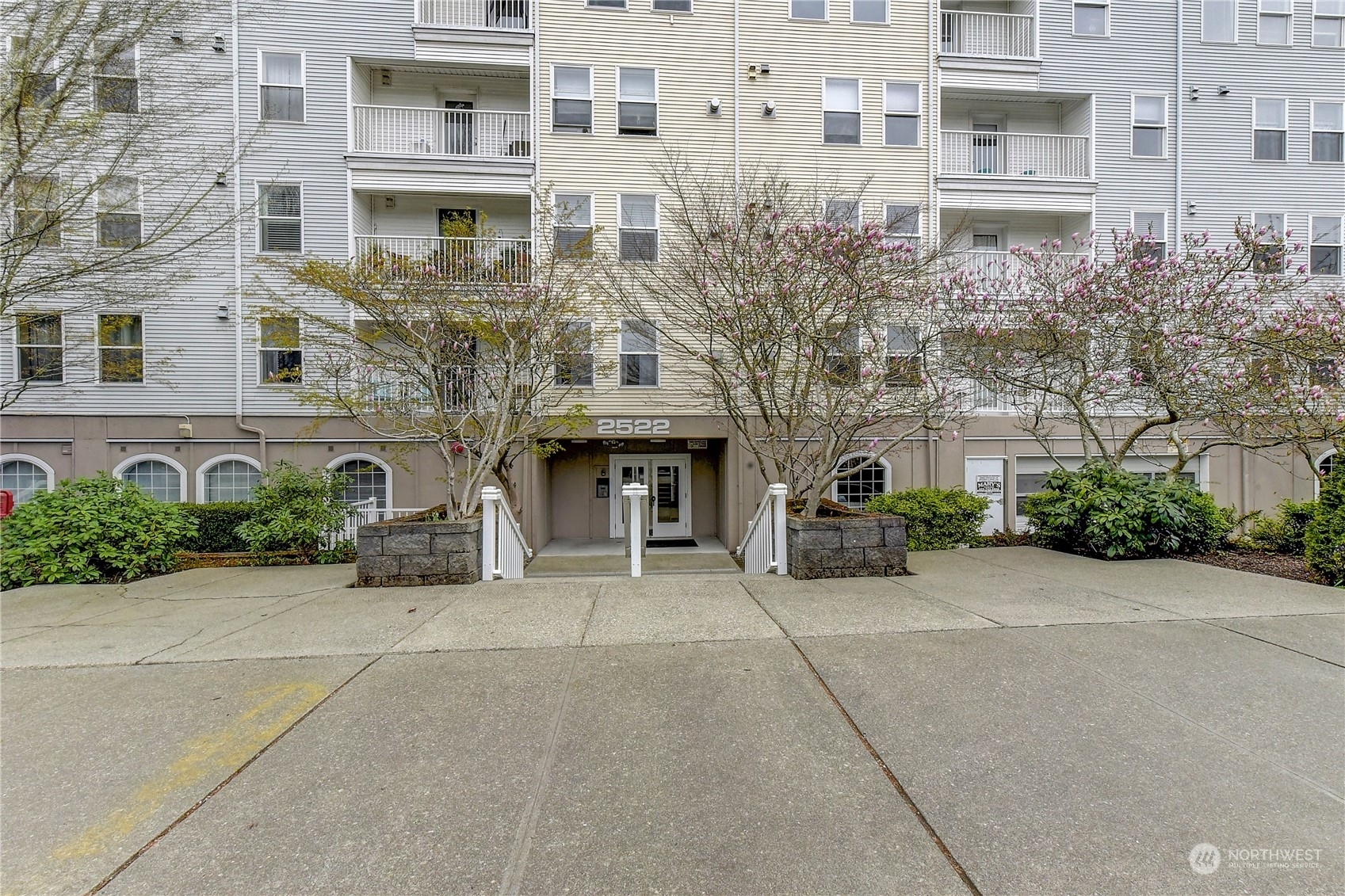 Property Photo:  2522 Rucker Avenue 402  WA 98201 