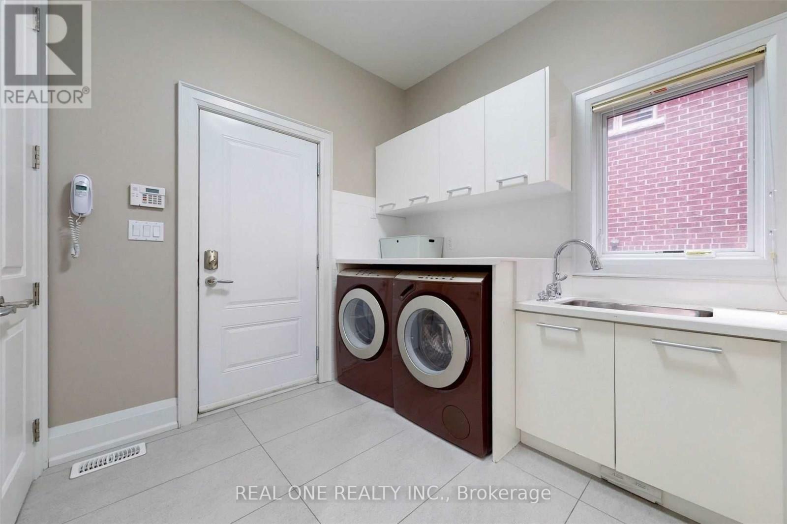 Property Photo:  73 Aldershot Crescent  ON M2P1M2 