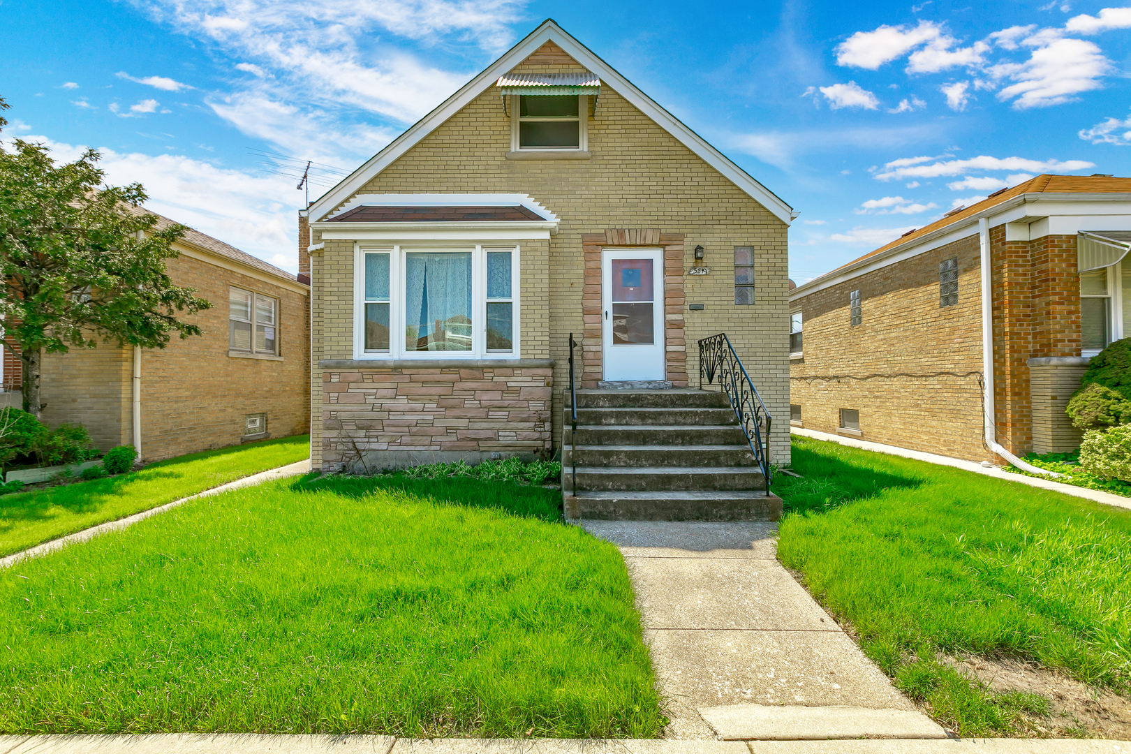 Property Photo:  5819 W Addison Street  IL 60634 