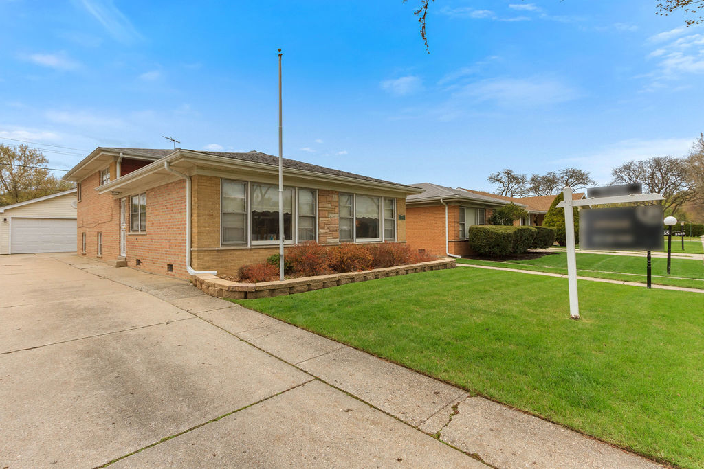 Property Photo: 9230 Luna Avenue IL 60053