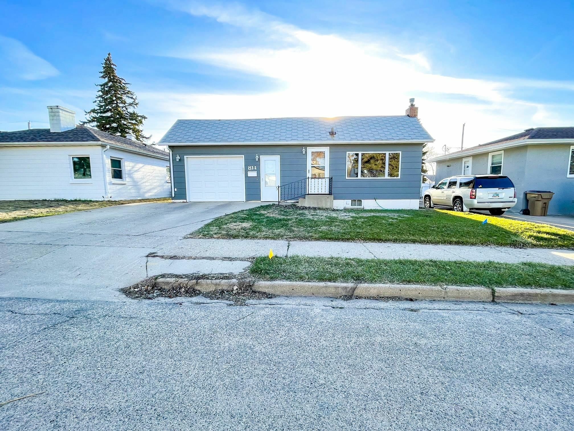Property Photo:  814 5th St SW  ND 58701 