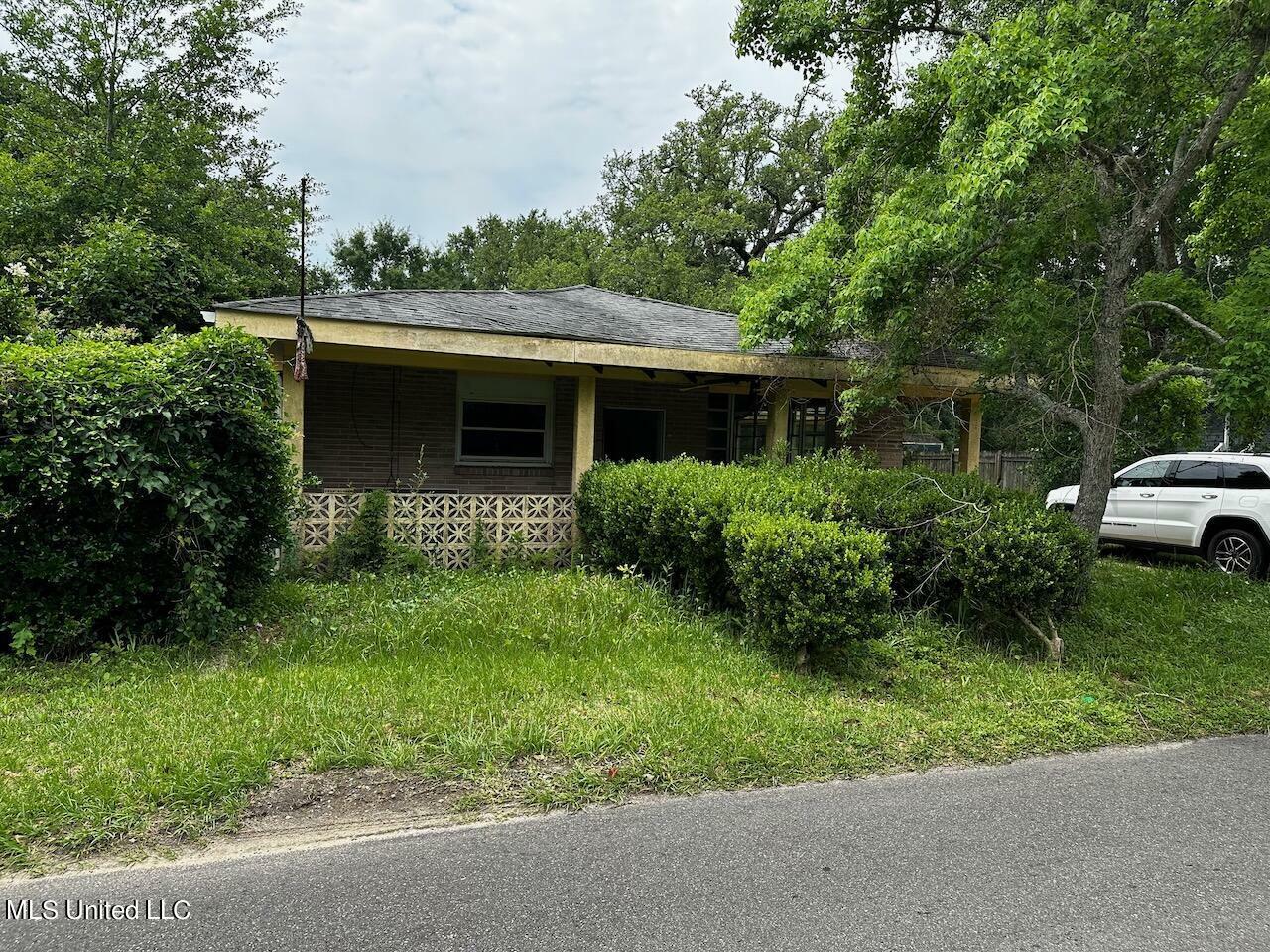 Property Photo:  420 Washington Street  MS 39520 