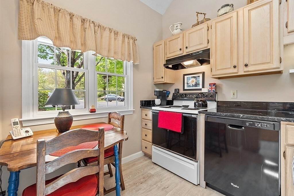 Property Photo:  3 Lenox Dr 3  MA 01545 