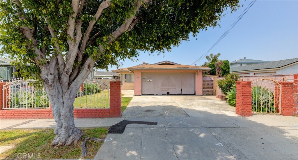 Property Photo:  10925 Dalerose Avenue  CA 90304 