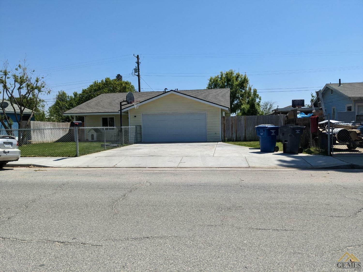 Property Photo:  807 El Tejon Avenue  CA 93308 