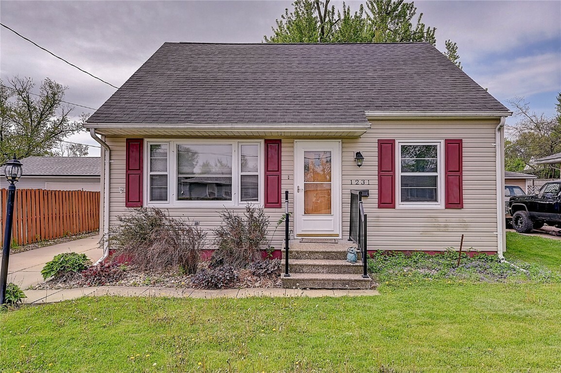 Property Photo:  1231 Center Street NE  IA 52402 