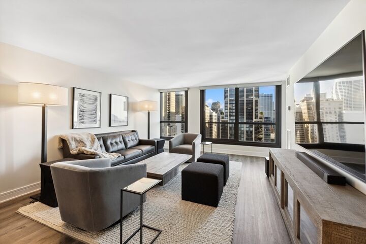 Property Photo: 1030 N State Street 31K IL 60610