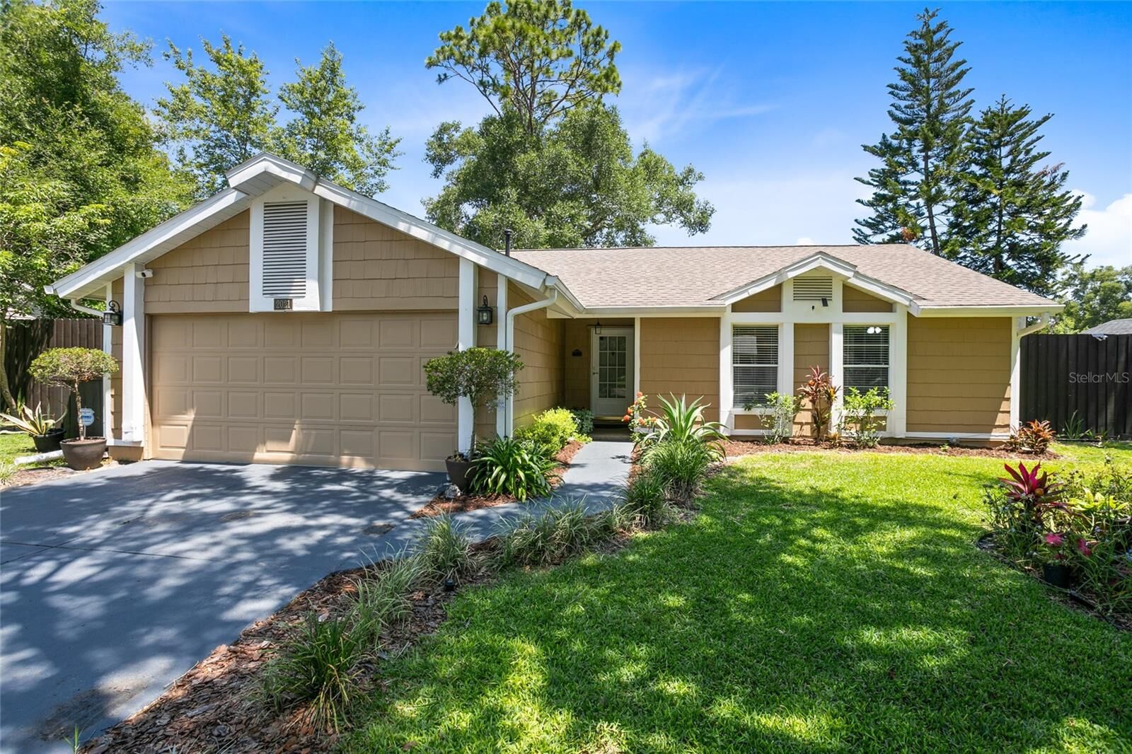 Property Photo: 2021 Adams Ridge Road FL 32703