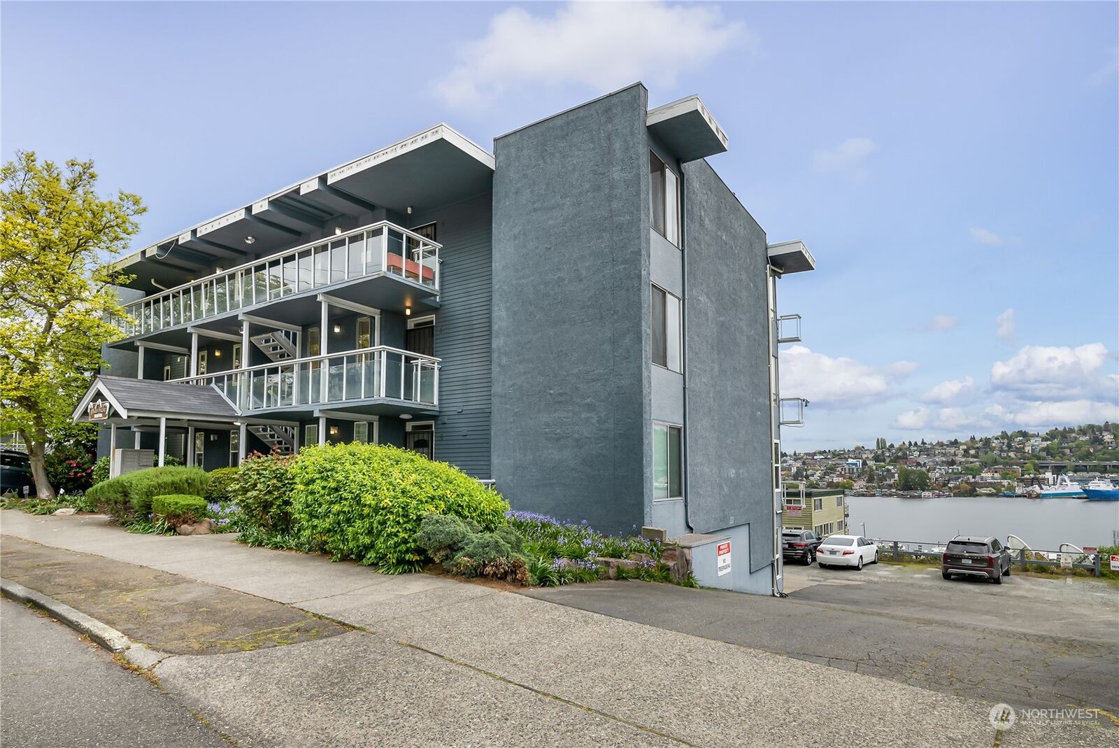 Property Photo:  1758 Dexter Avenue N 6  WA 98109 