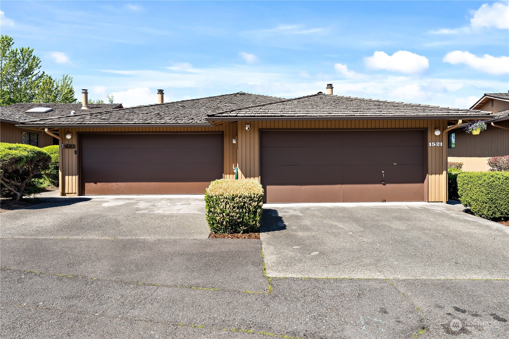 Property Photo:  1521 Eagle Ridge Drive S 2-N  WA 98055 