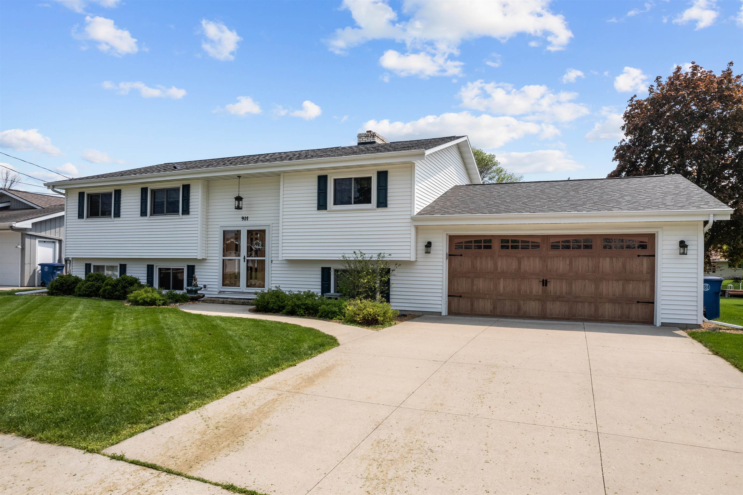 Property Photo: 901 Starboard Court WI 54901-2063
