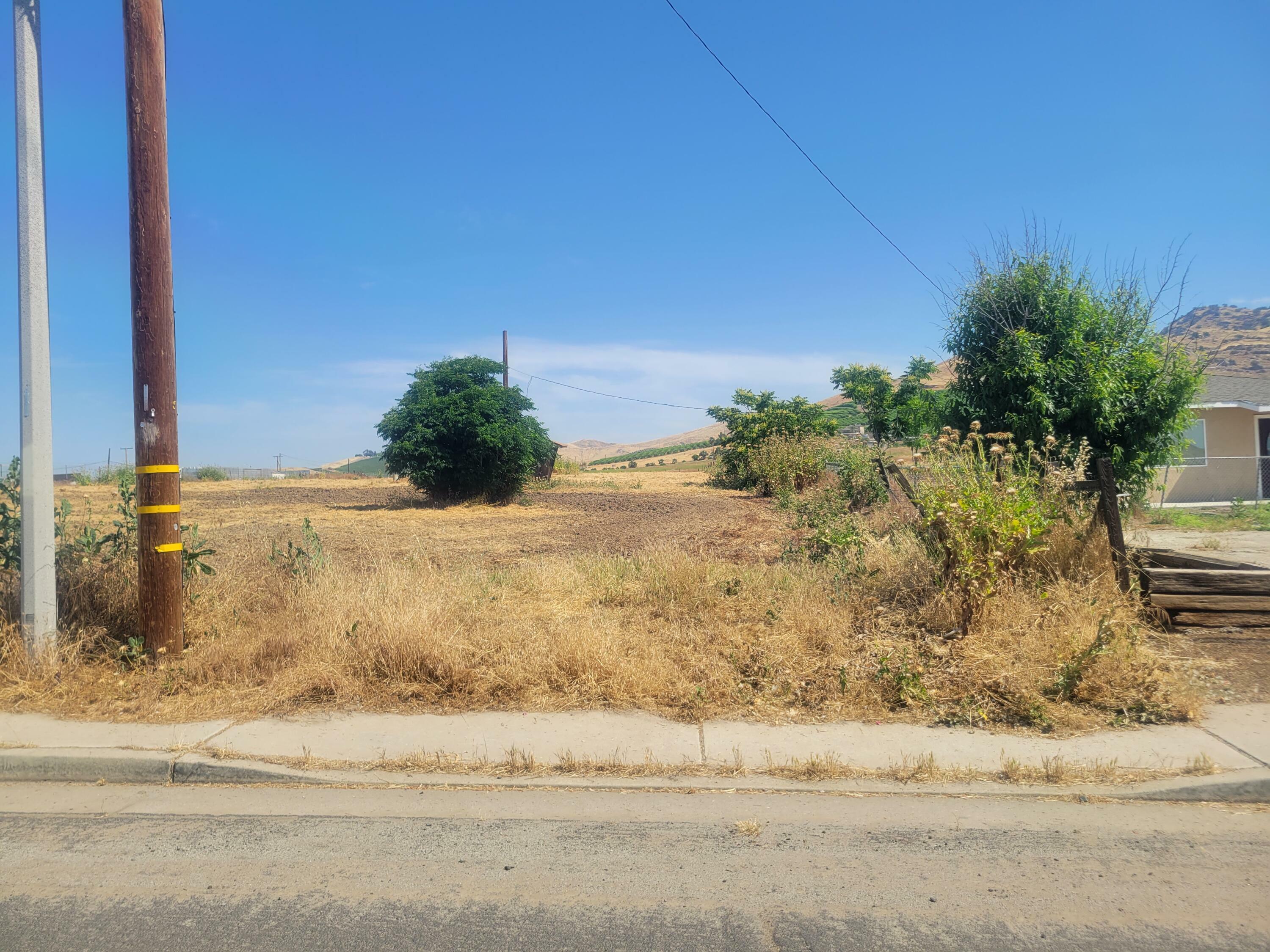 Property Photo: 1428 E Olive Avenue CA 93257