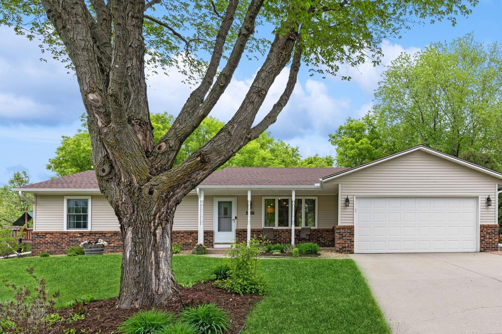 Property Photo: 4264 Dunrovin Lane MN 55123