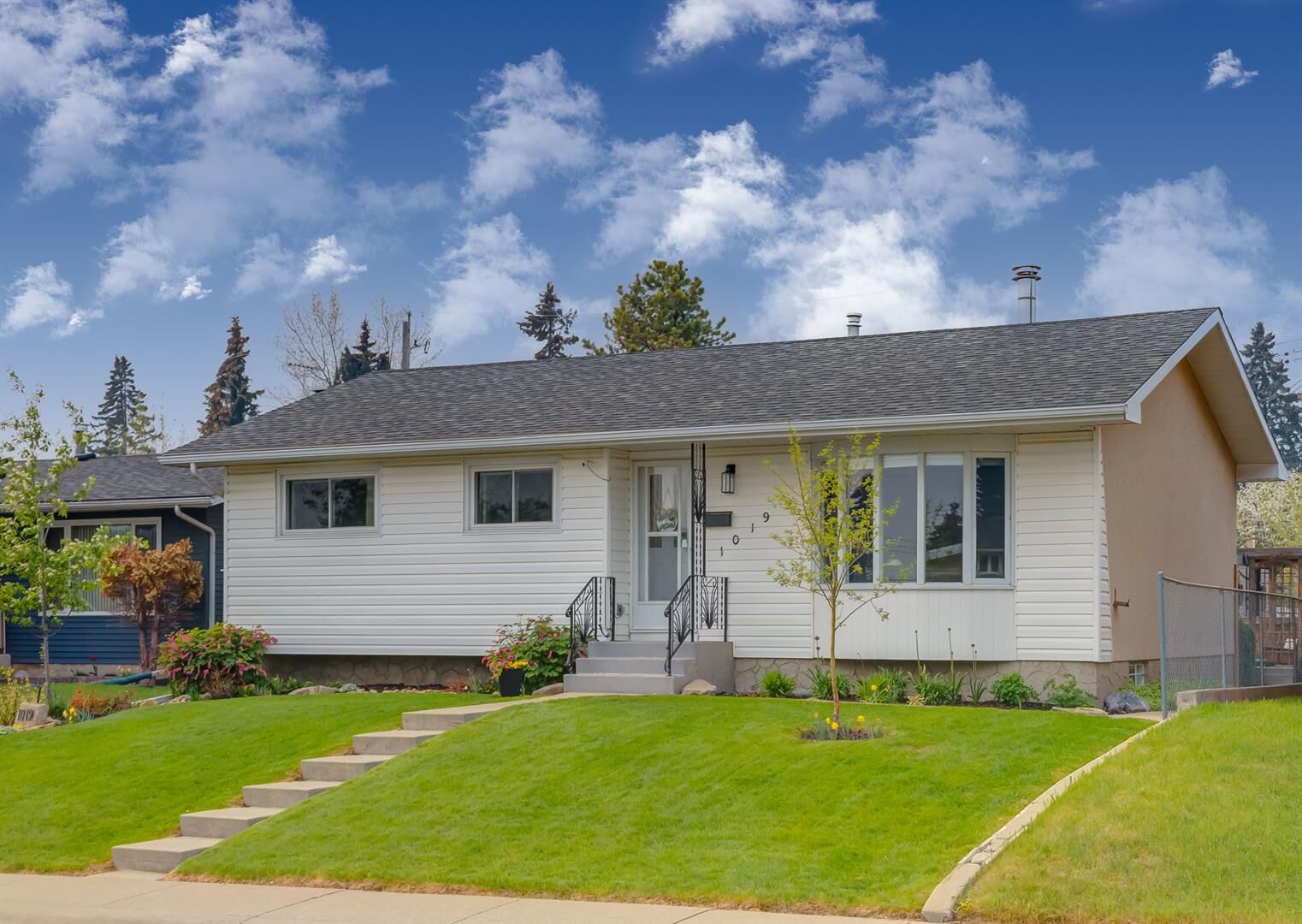 Property Photo:  1019 Riddell Place SE  AB T2A 1Y4 