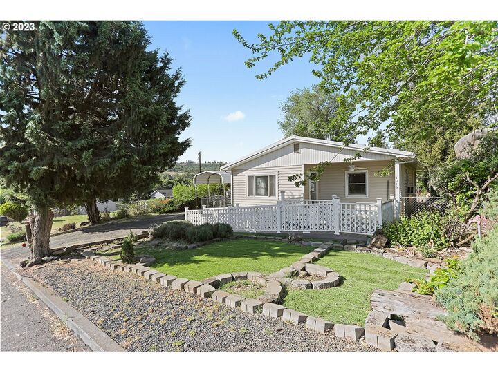 House for sale in The Dalles 1016 Pine St, The Dalles, OR 97058