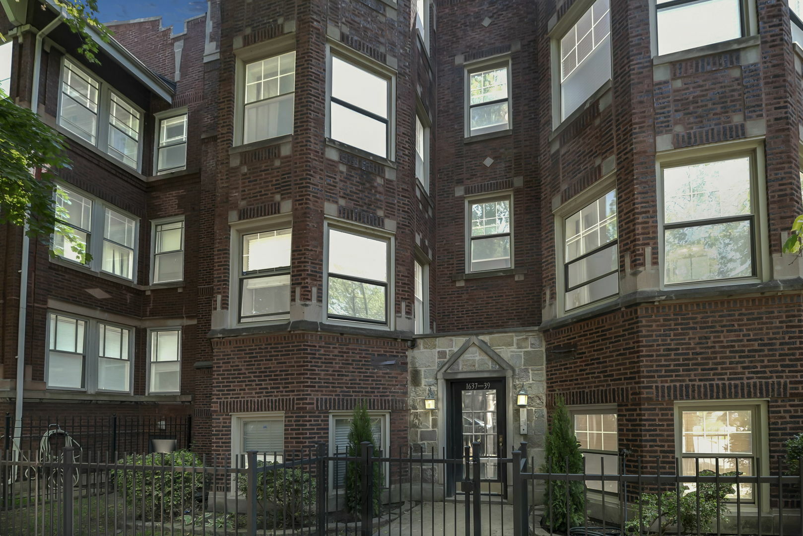 Property Photo:  1639 W Granville Avenue 2  IL 60660 