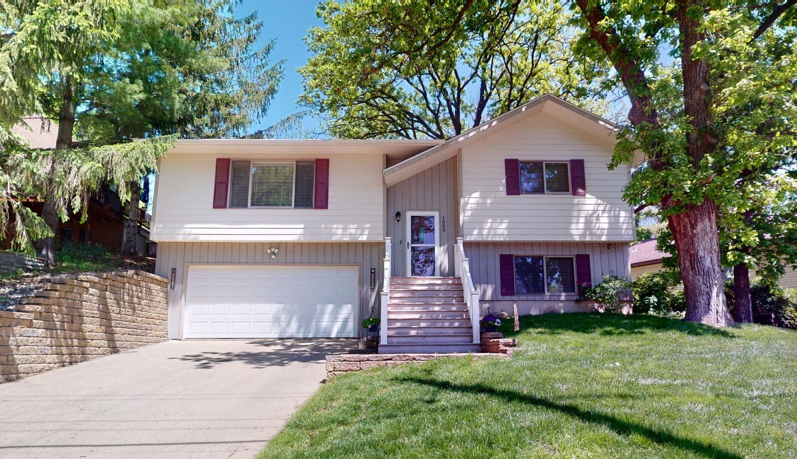 Property Photo:  1008 Richway Drive W  MN 56007 