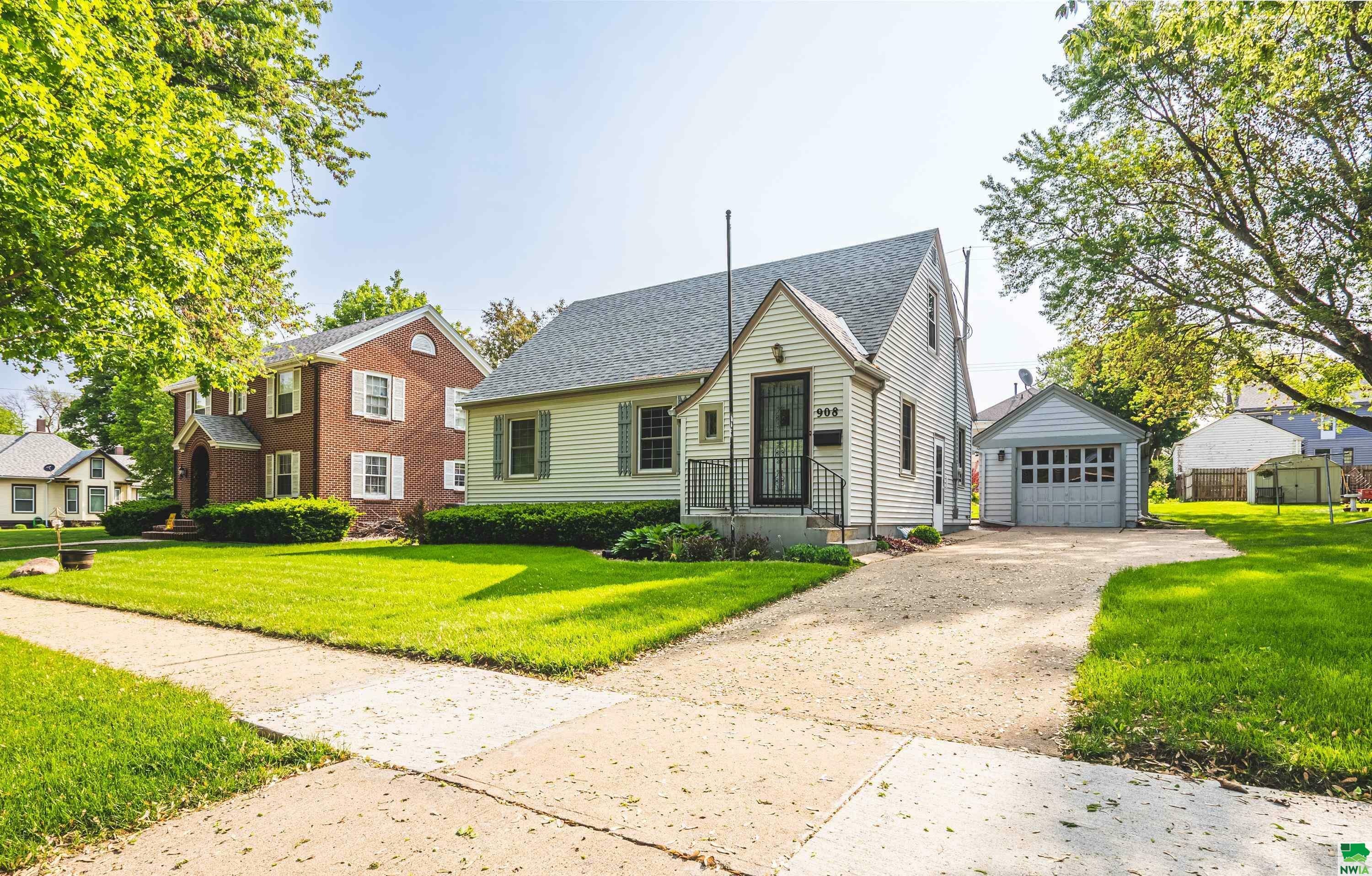 Property Photo:  908 Central Ave SE  IA 51031 