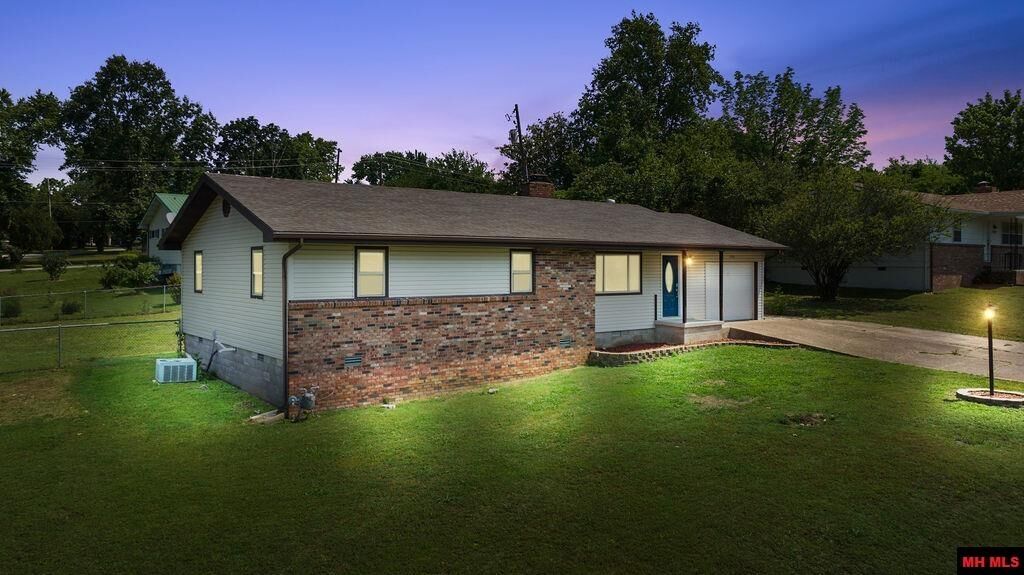Property Photo:  705 Spring Street  AR 72653 