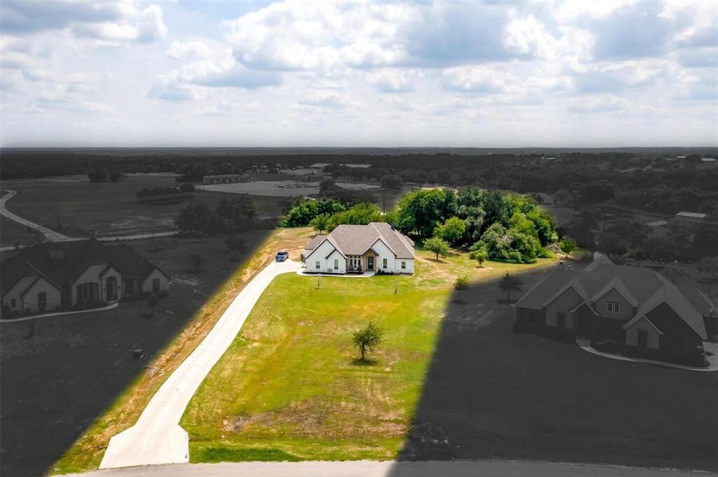 Property Photo: 223 Columbia Court TX 76082