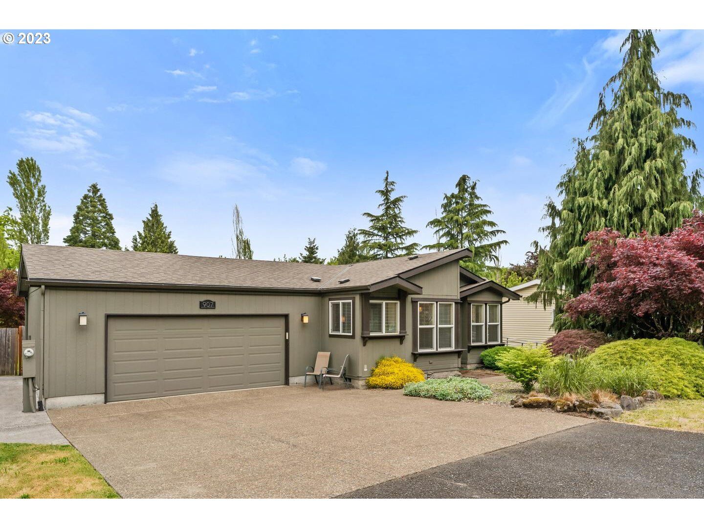 Property Photo:  907 NE Meadow Dr  OR 97211 